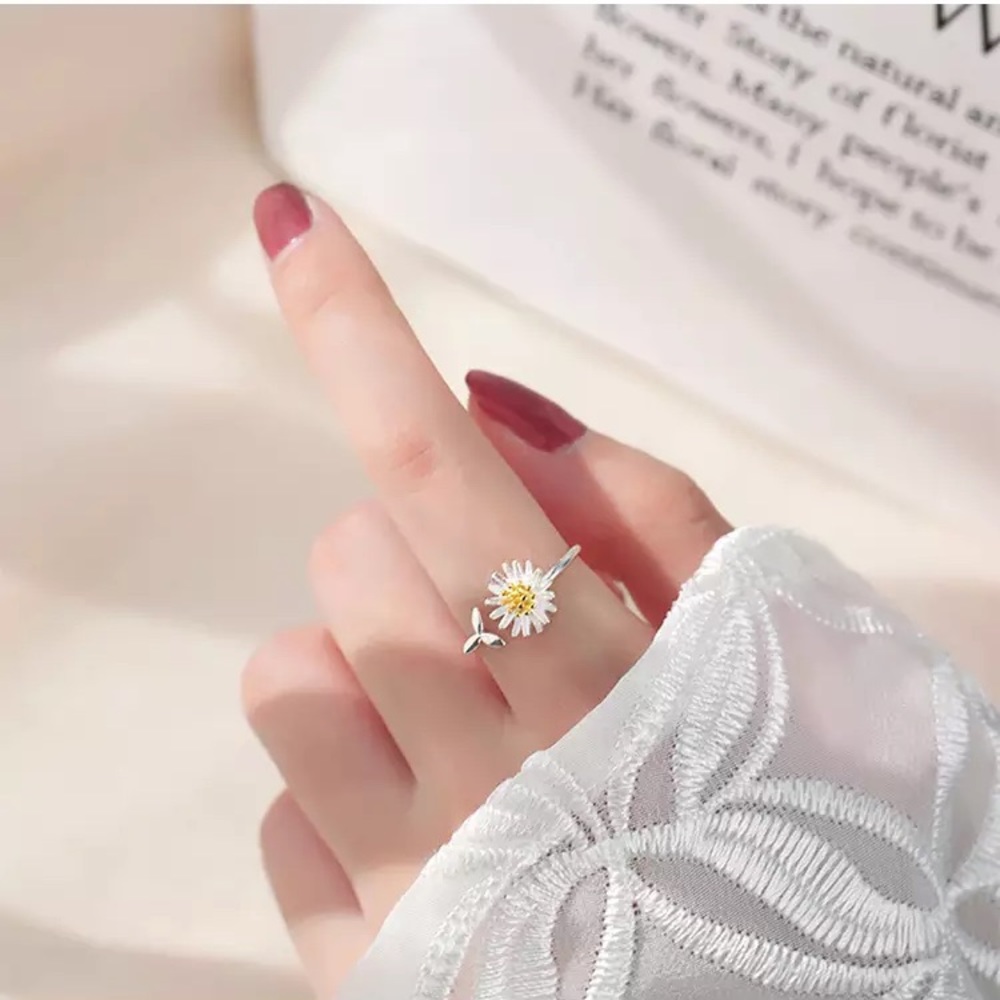 “A Good Day” Dainty Minimalist Floral Daisy Ring - Picture 7 of 8